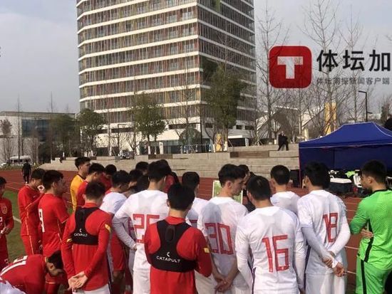 萧薇薇一声不吭的跟在老太太身后，她此时此刻也不知道该如何是好，毕竟是一个年轻姑娘，而且长得还有几分姿色，她确实不想在看守所里呆着，但是出去之后该怎么谋生也是一个很严重的问题。